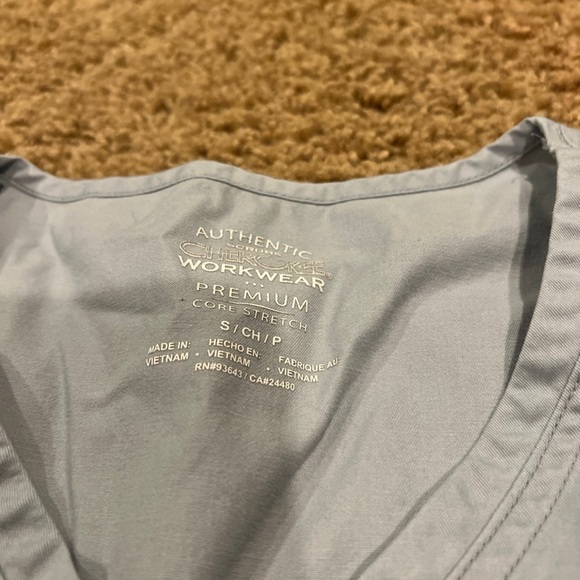 Cherokee scrub top size small - Picture 3 of 5